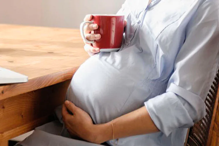 La seguridad del consumo de cafeína durante el embarazo es controversial. Algunos estudios sugieren que el consumo moderado de la cafeína (menos de dos tazas promedio de café a diario) puede ser levemente riesgoso para el embrión o feto, pero otros estudios no. Existe evidencia de que el consumo de mayores cantidades de cafeína a diario durante el embarazo puede aumentar el riesgo del aborto espontáneo, el parto prematuro y el bajo peso al nacer. Sin embargo, no existe evidencia exacta.